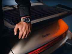 Porsche Design Chronograph 1 - 50 Jahre 911 Turbo Edition Automatik Titan 40mm schwarzes Zifferblatt Metallband und Textilband limitiert – Herrenuhren Chronograph aus Titan und Titancarbid beschichtet. Das Gehäuse ist rund und schwarz. Das Titanarmband ist schwarz. Das Zifferblatt ist arabisch Index und schwarz. – Ansicht 11