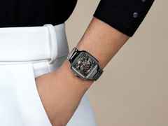 Rado True Square Automatik Skeleton Keramik grau 38mm Keramikband grau – Herrenuhren Uhr ohne Datum aus Keramik und Titan. Das Gehäuse ist quadratisch und grau. Das Keramikarmband ist grau. Das Zifferblatt ist skelettiert und grau. – Ansicht 6