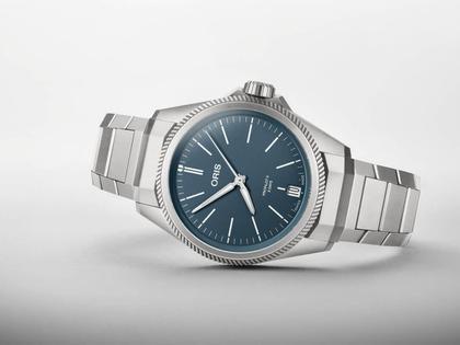 Oris Pro Pilot X Calibre 400 Automatik Titan 39mm blaues Zifferblatt Metallband – Herrenuhren Uhr mit Datum aus Titan. Das Gehäuse ist rund und silber. Das Titanarmband ist silber. Das Zifferblatt ist ein Index in blau. – Ansicht 4