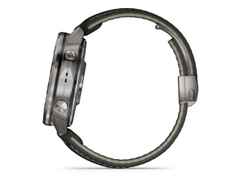 Garmin MARQ Aviator Gen 3 Titan 47mm digitales Display schwarzes Lederband – Herrenuhren Uhr Multifunktion aus Keramik, Leder und Titan. Das Gehäuse ist rund und grau. Das Lederarmband ist schwarz. Der Zifferblatt ist digital. – Ansicht 3