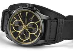 Hamilton Jazzmaster Auto Chrono Edelstahl PVD-Schwarz 42mm schwarz-goldenes Zifferblatt schwarzes Lederband – Herrenuhren Chronograph aus Edelstahl, Leder und PVD beschichtet. Das Gehäuse ist rund und schwarz. Das Lederarmband ist schwarz. Das Zifferblatt ist ein Index in schwarz. – Ansicht 3