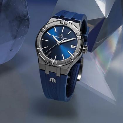 Maurice Lacroix Aikon Quartz Edelstahl 35mm blaues Zifferblatt blaues Kautschukband – Damenuhren Uhr mit Datum aus Edelstahl, Kautschuk, PVD beschichtet und vergoldet. Das Gehäuse ist rund und silber. Das Kautschuk / Kunststoff / Silikon Armband ist blau. Das Zifferblatt ist ein Index in blau. – Ansicht 3
