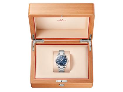 Omega Seamaster Aqua Terra 150M Automatik Edelstahl 41mm blaues Zifferblatt Metallband – Herrenuhren Uhr mit Datum aus Edelstahl. Das Gehäuse ist rund und silber. Das Edelstahlarmband ist silber. Das Zifferblatt ist ein Index in blau. – Ansicht 3