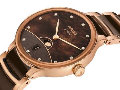 Rado Centrix Diamonds Quarz Edelstahl Roségold-PVD 35mm braunes Perlmutt-Zifferblatt mit Brillanten Metallband – Damenuhren Uhr mit Datum aus Edelstahl, Keramik und PVD beschichtet. Das Gehäuse ist rund und roségold. Das Edelstahlarmband ist roségold. Das Zifferblatt ist ein Index in braun. – Ansicht 2
