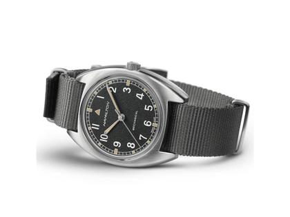 Hamilton Khaki Aviation Pilot Pioneer Mechanical Handaufzug Edelstahl 36x33mm graues Zifferblatt graues Textilband – Herrenuhren Uhr ohne Datum aus Edelstahl. Das Gehäuse ist rund und silber. Das Textilarmband ist grau. Das Zifferblatt ist arabisch und schwarz. – Ansicht 2