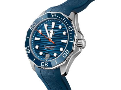 TAG Heuer Aquaracer Professional 300 Date Automatik Edelstahl 42mm blaues Zifferblatt blaues Kautschukband – Herrenuhren Uhr mit Datum aus Edelstahl und Keramik. Das Gehäuse ist rund und silber. Das Kautschuk / Kunststoff / Silikon Armband ist blau. Das Zifferblatt ist ein Index in blau. – Ansicht 2