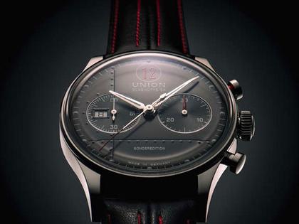 Union Glashütte Noramis Chronograph Paul Pietsch Sonderedition Automatik Edelstahl 42mm schwarzes Zifferblatt schwarzes Lederband – Herrenuhren Chronograph aus Edelstahl. Das Gehäuse ist rund und silber. Das Lederarmband ist schwarz. Das Zifferblatt ist arabisch Index und schwarz. – Ansicht 2