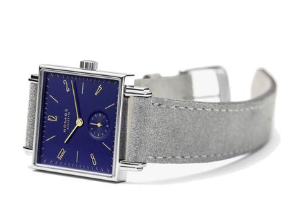 Nomos Glashütte Tetra Berliner Mischung Nachtijall Handaufzug Edelstahl 29mm blaues Zifferblatt graues Lederband – Damenuhren Uhr ohne Datum aus Edelstahl. Das Gehäuse ist quadratisch und silber. Das Lederarmband ist grau. Das Zifferblatt ist arabisch Index und blau. – Ansicht 3