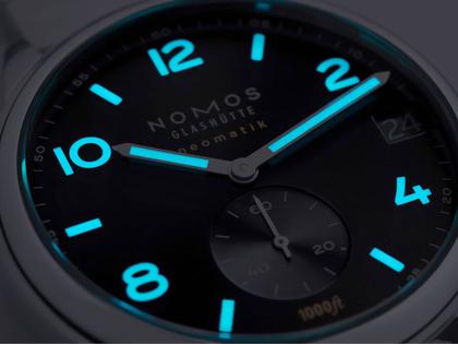 Nomos Glashütte Club Sport neomatik 42 Datum Automatik Edelstahl 42mm schwarzes Zifferblatt Metallband – Herrenuhren Uhr mit Datum aus Edelstahl. Das Gehäuse ist rund und silber. Das Edelstahlarmband ist silber. Das Zifferblatt ist arabisch Index und schwarz. – Ansicht 4