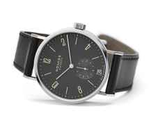 Nomos Glashütte Tangomat Ruthenium Datum Automatik Edelstahl 38mm schwarzes Zifferblatt schwarzes Lederband – Herrenuhren Uhr mit Datum aus Edelstahl und Leder. Das Gehäuse ist rund und silber. Das Lederarmband ist schwarz. Das Zifferblatt ist arabisch Index und grau. – Ansicht 3