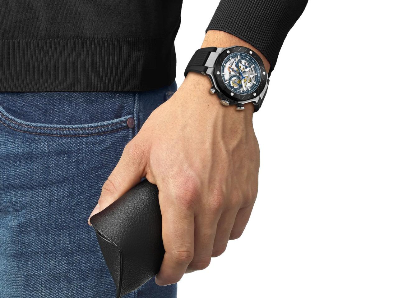Tissot T-Race MotoGP                   2025 Chronograph Limited Edition Automatic Edelstahl 45mm skelettiertes Zifferblatt schwarzes Silikonband – Herrenuhren Chronograph aus Edelstahl und PVD beschichtet. Das Gehäuse ist rund und silber. Das Kautschuk / Kunststoff / Silikon Armband ist schwarz. Das Zifferblatt ist ein Index in blau. – Ansicht 7