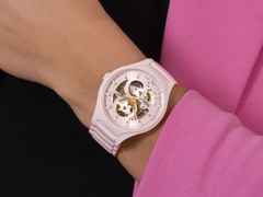 Rado True Round Open Heart Limited Edition Automatik Keramik 40mm rosa Zifferblatt rosa Keramikband – Herrenuhren Uhr ohne Datum aus Keramik und Titan. Das Gehäuse ist rund und rosa. Das Keramikarmband ist rosa. Das Zifferblatt ist ein Index in rosa. – Ansicht 11