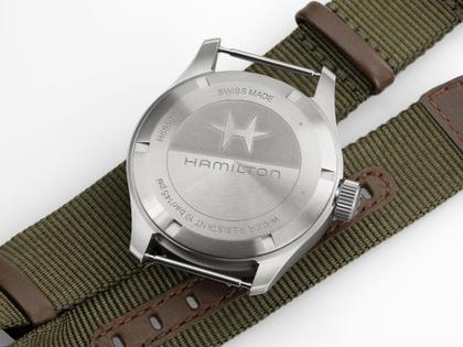 Hamilton Khaki Field Mechanical Power Reserve Handaufzug Edelstahl 40mm schwarzes Zifferblatt grünes Textilband – Herrenuhren Uhr ohne Datum aus Edelstahl. Das Gehäuse ist rund und silber. Das Textilarmband ist grün. Das Zifferblatt ist arabisch und schwarz. – Ansicht 5