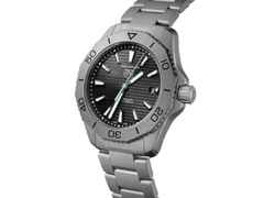 TAG Heuer Aquaracer Professional 200 Solargraph Titan 40mm schwarzes Zifferblatt Metallband – Herrenuhren Uhr mit Datum aus Titan. Das Gehäuse ist rund und silber. Das Titanarmband ist silber. Das Zifferblatt ist ein Index in schwarz. – Ansicht 2