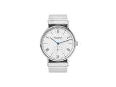 Nomos Glashütte Ludwig 38 Datum Handaufzug Edelstahl weißes Zifferblatt Metallband Glasboden – Herrenuhren Uhr mit Datum aus Edelstahl und Leder. Das Gehäuse ist rund und silber. Das Edelstahlarmband ist silber. Das Zifferblatt ist römisch Index und weiß.