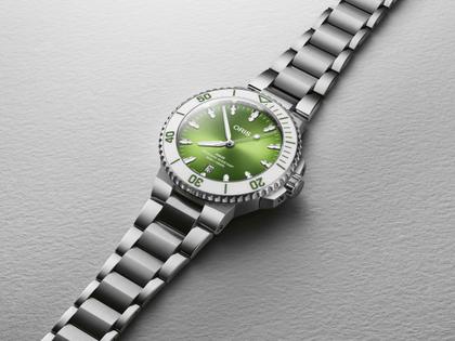 Oris Aquis Date Taste of Summer Automatik Edelstahl 41,5mm grünes Zifferblatt Metallband – Herrenuhren Uhr mit Datum aus Edelstahl und Keramik. Das Gehäuse ist rund und silber. Das Edelstahlarmband ist silber. Das Zifferblatt ist ein Index in grün. – Ansicht 3