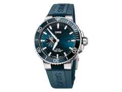 Oris Aquis Small Second Automatik Edelstahl 45,5mm blaues Zifferblatt blaues Kautschukband – Herrenuhren Uhr mit Datum aus Edelstahl und Keramik. Das Gehäuse ist rund und silber. Das Kautschuk / Kunststoff / Silikon Armband ist blau. Das Zifferblatt ist ein Index in blau.