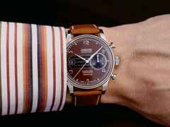 Union Glashütte Noramis Chronograph Sachsen Classic 2023 Limited Edition Automatik Edelstahl 42mm braunes Zifferblatt braunes Lederband – Herrenuhren Chronograph aus Edelstahl. Das Gehäuse ist rund und silber. Das Lederarmband ist braun. Das Zifferblatt ist arabisch Index und braun. – Ansicht 6