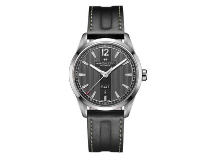 Hamilton Broadway Day Date Automatik schwarz Lederband Herrenuhr – Herrenuhren Uhr mit Datum aus Edelstahl. Das Gehäuse ist rund und silber. Das Lederarmband ist schwarz. Das Zifferblatt ist arabisch Index und schwarz.