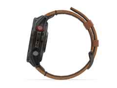 Garmin fenix 8 Pro 47mm AMOLED faserverstärktes Polymer und Titan DLC-Carbongrau digitales Zifferblatt braunes Lederband – Herrenuhren Uhr Multifunktion aus DLC beschichtet, Kunststoff und Titan. Das Gehäuse ist rund und grau. Das Lederarmband ist braun. Das Zifferblatt ist digital und schwarz. – Ansicht 4