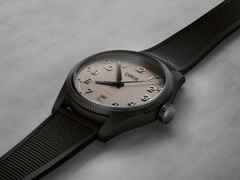 Oris ProPilot Desert Edition Automatik Edelstahl PVD-Grau 41mm beiges Zifferblatt schwarzes Kautschukband – Herrenuhren Uhr mit Datum aus Carbon, Edelstahl und PVD beschichtet. Das Gehäuse ist rund und anthrazit. Das Kautschuk / Kunststoff / Silikon Armband ist schwarz. Das Zifferblatt ist arabisch Index und beige. – Ansicht 5
