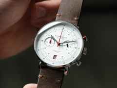 Sternglas Hamburg Chrono Quarz Edelstahl 42mm weißes Zifferblatt braunes Lederband – Herrenuhren Chronograph aus Edelstahl. Das Gehäuse ist rund und silber. Das Lederarmband ist braun. Das Zifferblatt ist arabisch Index und weiß. – Ansicht 6