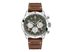 Breitling Super Avi B04 Chronograph GMT 46 Curtiss Warhawk Automatik Edelstahl grünes Zifferblatt braunes Lederband – Herrenuhren Chronograph aus Edelstahl. Das Gehäuse ist rund und silber. Das Lederarmband ist braun. Das Zifferblatt ist arabisch und grün.
