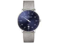 MeisterSinger Neo  Plus blau – Herrenuhren Uhr mit Datum aus Edelstahl. Das Gehäuse ist rund und silber. Das Lederarmband ist grau. Das Zifferblatt ist arabisch und blau.