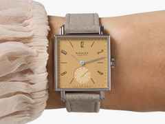Nomos Glashütte Tetra Origins Ochra Handaufzug Edelstahl 29,5mm gelbes Zifferblatt graues Lederband Glasboden – Damenuhren Uhr ohne Datum aus Edelstahl und Leder. Das Gehäuse ist quadratisch und silber. Das Lederarmband ist grau. Das Zifferblatt ist arabisch Index und gelb. – Ansicht 9