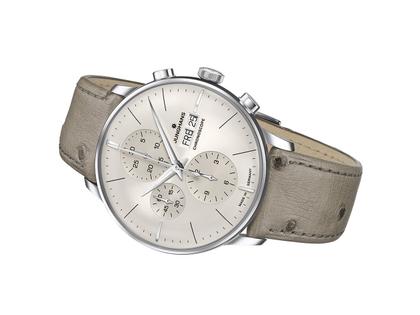 Junghans Meister Chronoscope Automatik Edelstahl 41mm graues Zifferblatt graues Lederband – Herrenuhren Chronograph aus Edelstahl und Leder. Das Gehäuse ist rund und silber. Das Lederarmband Strauß ist grau. Das Zifferblatt ist ein Index in grau. – Ansicht 2