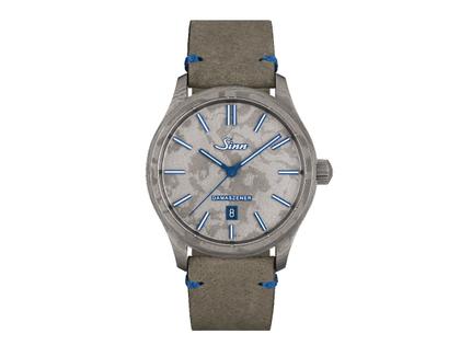 Sinn Spezialuhren 1800 Titandamaszener Automatik Stahl 43mm graues Zifferblatt graues Lederband limitiert – Herrenuhren Uhr mit Datum aus Damaststahl und Leder. Das Gehäuse ist rund und grau. Das Lederarmband ist grau. Das Zifferblatt ist ein Index in grau.