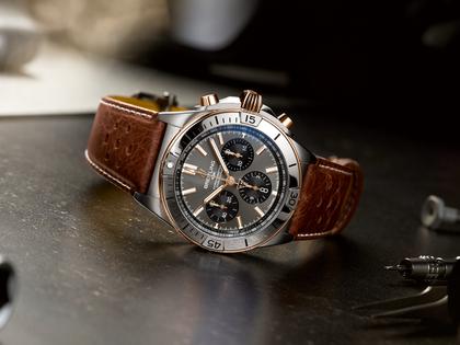 Breitling Chronomat B01 42 Triumph Edition Automatik Titan graues Zifferblatt braunes Lederband – Herrenuhren Chronograph aus 750 Rotgold und Titan. Das Gehäuse ist rund und silber-roségold. Das Lederarmband ist braun. Das Zifferblatt ist ein Index in anthrazit. – Ansicht 3