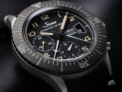 Sinn Spezialuhren 156.1 Fliegerchronograph Automatik Edelstahl 43mm schwarzes Zifferblatt schwarzes Lederband limitiert – Herrenuhren Chronograph aus Edelstahl. Das Gehäuse ist rund und silber. Das Lederarmband ist schwarz. Das Zifferblatt ist arabisch und schwarz. – Ansicht 3