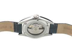 Juwelier Roller Revue Thommen Heritage Black Dial Automatic Edelstahl 39mm schwarzes Zifferblatt schwarzes Lederband 21010.2538 Full Set Occasion Neu – Herrenuhren Uhr ohne Datum aus Edelstahl und Leder. Das Gehäuse ist rund und silber. Das Lederarmband ist schwarz. Das Zifferblatt ist ein Index in schwarz. – Ansicht 2