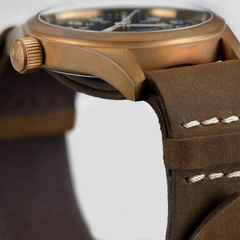 Hamilton Khaki Field Mechanical Handaufzug Bronze 38mm schwarzes Zifferblatt braunes Lederband – Herrenuhren Uhr ohne Datum aus Bronze. Das Gehäuse ist rund und braun. Das Lederarmband ist braun. Das Zifferblatt ist arabisch Index und braun. – Ansicht 4