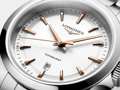 Longines Conquest Quarz Edelstahl 30mm weißes Zifferblatt Metallband – Damenuhren Uhr mit Datum aus Edelstahl. Das Gehäuse ist rund und silber. Das Edelstahlarmband ist silber. Das Zifferblatt ist ein Index in weiß. – Ansicht 2