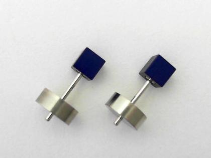 Apero Ohrstecker Würfel Aluminium 4mm Blau – Ohrschmuck Ohrstecker aus Aluminium.