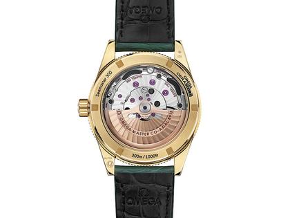 Omega Seamaster 300 Automatik Gelbgold 41mm Malachit-Zifferblatt grünes Lederband – Herrenuhren Uhr ohne Datum aus 750 Gelbgold und Keramik. Das Gehäuse ist rund und gelbgold. Das Lederarmband ist grün. Das Zifferblatt ist arabisch Index und grün. – Ansicht 2