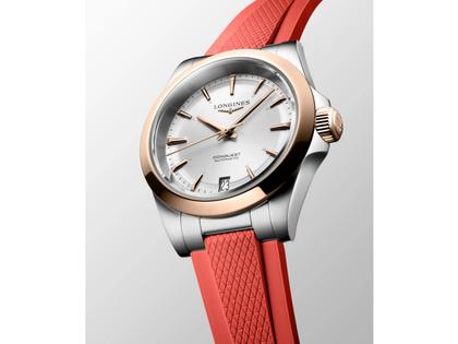 Longines Conquest Automatik Edelstahl 34mm silberfarbenes Zifferblatt orangefarbenes Kautschukband – Damenuhren Uhr mit Datum aus 750 Rotgold, Edelstahl und Kautschuk. Das Gehäuse ist rund und silber. Das Kautschuk / Kunststoff / Silikon Armband ist orange. Das Zifferblatt ist ein Index in silber. – Ansicht 2