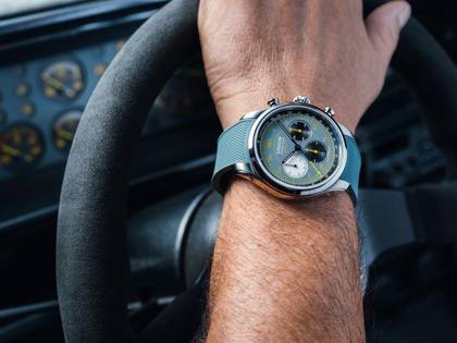 Union Glashütte Belisar Chronograph Speedster 2025 Limited Edition Automatik Edelstahl 44mm blaues Zifferblatt blaues Kautschukband – Herrenuhren Chronograph aus Edelstahl und Kautschuk. Das Gehäuse ist rund und silber. Das Kautschuk / Kunststoff / Silikon Armband ist blau. Das Zifferblatt ist arabisch und blau. – Ansicht 7