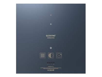 Qlocktwo Earth 45 Universe Edition Midnight mit dunkelblau lackiertem Holz – Großuhren Wanduhr aus Edelstahl, Holz und Metall. Das Gehäuse ist quadratisch und blau. Das Zifferblatt ist digital und blau. – Ansicht 2