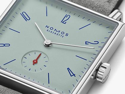 Nomos Glashütte Tetra Petit Four Matcha Handaufzug Edelstahl 29mm grünes Zifferblatt graues Lederband Stahlboden – Damenuhren Uhr ohne Datum aus Edelstahl. Das Gehäuse ist quadratisch und silber. Das Lederarmband ist grau. Das Zifferblatt ist arabisch Index und grün. – Ansicht 4