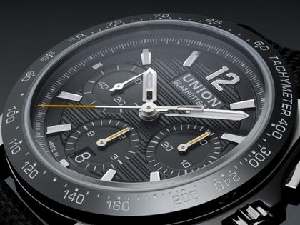 Union Glashütte Belisar Chronograph Sport Automatik Edelstahl Schwarz-DLC 43mm schwarzes Zifferblatt schwarzes Lederband – Herrenuhren Chronograph aus DLC beschichtet, Edelstahl und Leder. Das Gehäuse ist rund und silber. Das Lederarmband ist schwarz. Das Zifferblatt ist arabisch Index und schwarz. – Ansicht 5