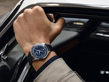 Union Glashütte Noramis Datum Deutschland Klassik 2021 Limitierte Edition Automatik Edelstahl 40mm blaues Zifferblatt blaues Lederband – Herrenuhren Uhr mit Datum aus Edelstahl. Das Gehäuse ist rund und silber. Das Lederarmband ist blau. Das Zifferblatt ist arabisch Index und blau. – Ansicht 2