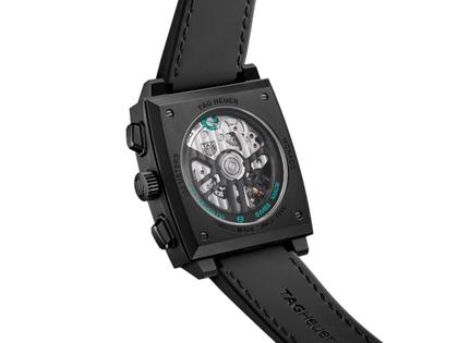 TAG Heuer Monaco Chronograph Automatik Titan 39mm skelettiertes Zifferblatt schwarzes Kautschuk-Lederband – Herrenuhren Chronograph aus DLC beschichtet und Titan. Das Gehäuse ist quadratisch und schwarz. Das Kautschuk / Kunststoff / Silikon Armband ist schwarz. Das Zifferblatt ist ein Index in schwarz. – Ansicht 3