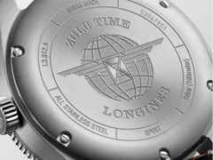 Longines Spirit Zulu Time Automatik Edelstahl 42mm anthrazites Zifferblatt braunes Lederband – Herrenuhren Uhr mit Datum aus Edelstahl, Keramik und Leder. Das Gehäuse ist rund und silber. Das Lederarmband ist braun. Das Zifferblatt ist arabisch und grau. – Ansicht 3