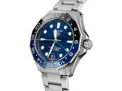 TAG Heuer Aquaracer Professional 300 GMT Automatik Edelstahl 42mm blaues Zifferblatt Metallband – Herrenuhren Uhr mit Datum aus Edelstahl und Keramik. Das Gehäuse ist rund und silber. Das Edelstahlarmband ist silber. Das Zifferblatt ist ein Index in blau. – Ansicht 2