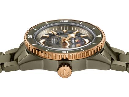 Rado Captain Cook High-Tech Ceramic Skeleton Automatik Keramik 43mm graues Zifferblatt olivgrünes Keramikband – Herrenuhren Uhr ohne Datum aus Edelstahl, Keramik, PVD beschichtet und Titan. Das Gehäuse ist rund und grau. Das Keramikarmband ist grau. Das Zifferblatt ist ein Index in grau. – Ansicht 3