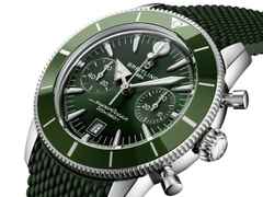 Breitling Superocean Heritage B01 Chronograph Automatik Edelstahl 42mm grünes Zifferblatt grünes Kautschukband – Herrenuhren Chronograph aus Edelstahl, Kautschuk und Keramik. Das Gehäuse ist rund und silber. Das Kautschuk / Kunststoff / Silikon Armband ist grün. Das Zifferblatt ist ein Index in grün. – Ansicht 2