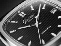 Glashütte Original Seventies Vintage Kollektion Vinyl Record Limited Edition Automatik Edelstahl 39x39mm schwarzes Zifferblatt Metallband und schwarzes Kautschukband – Herrenuhren Uhr mit Datum aus 750 Weißgold, Edelstahl und Kautschuk. Das Gehäuse ist quadratisch und silber. Das Edelstahlarmband ist silber. Das Zifferblatt ist ein Index in schwarz. – Ansicht 5